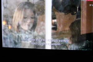 El perro está en apuros y papa sólo quiere ayudarlo.